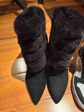 NWOT Thalia Sodi Rylie Black Faux Shearling Ankle Boot with Cream Shearling Cuff